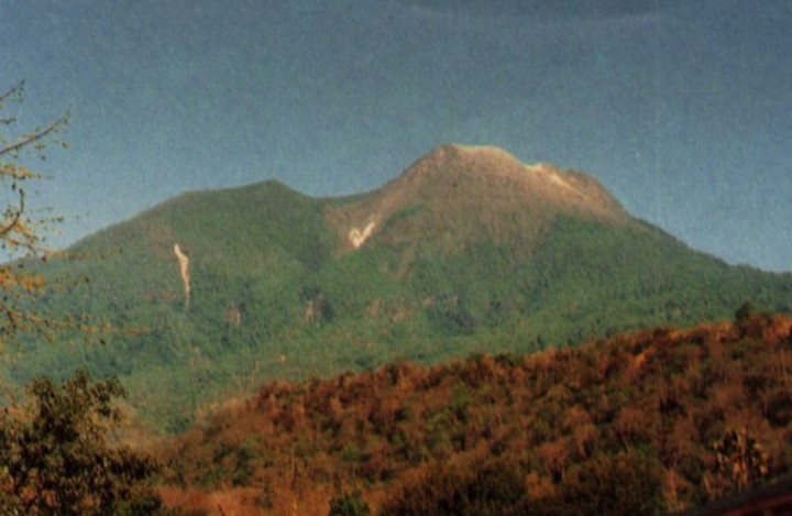 Gunung Egon, Pesona Alam dan Tantangan Pendakian di Flores