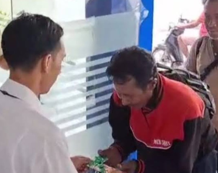 Rayakan Hari Pelanggan, BRI Ende Bagi Coklat ke Nasabah