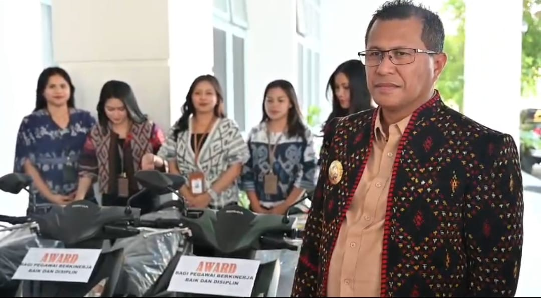 Pemkab Kupang, Beri Motor dan Laptop untuk Pegawai Berdedikasi Tinggi