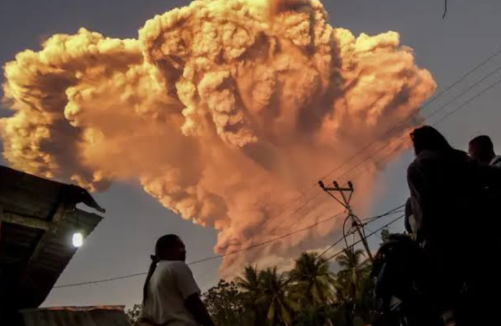 Sejumlah Rute Penerbangan di NTT Dibatalkan, Efek Erupsi Lewotobi