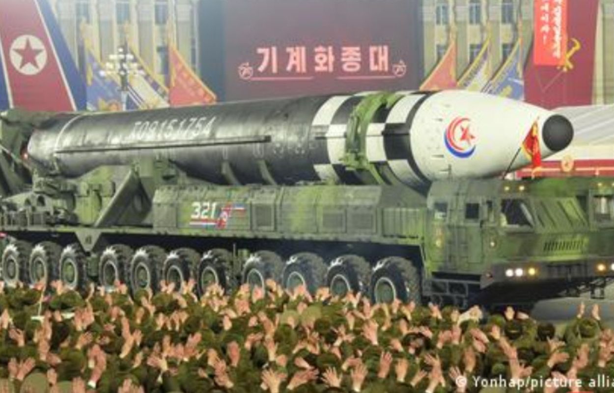 Waspada, Kim Jong Un Tingkatkan Produksi Rudal dan Amunisi