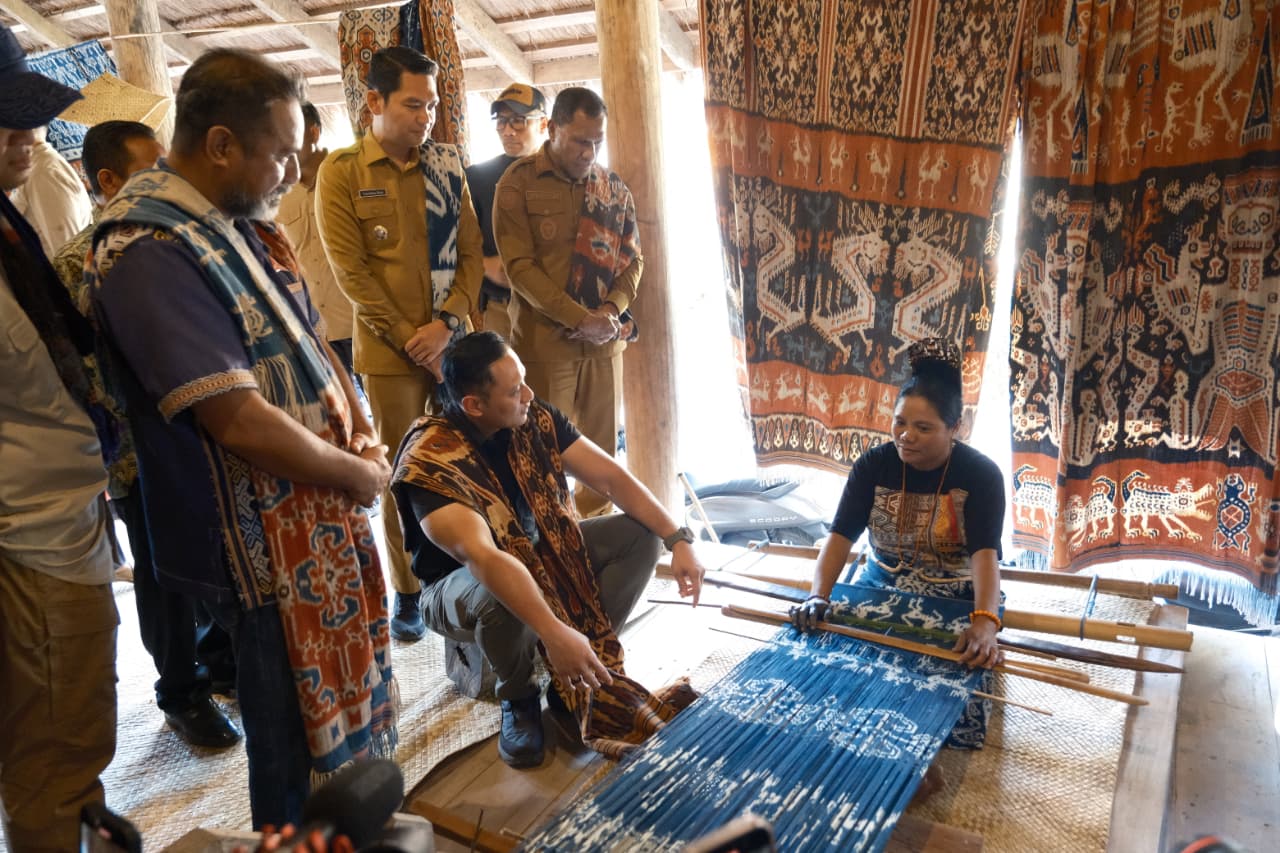 Kisah Kunjungan 2 Menteri dan Wakil Gubernur di Rumah Tenun Sumba Timur