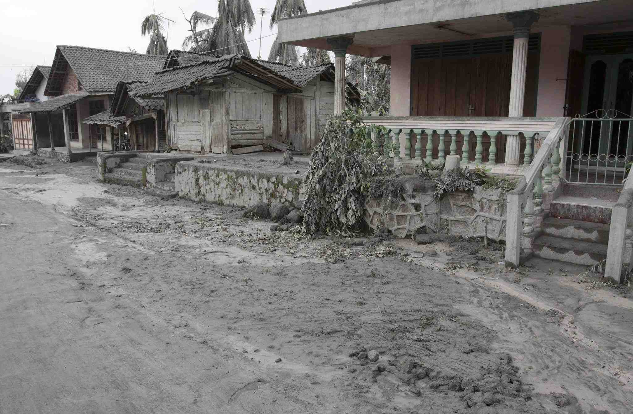 Abu Vulkanik Masuk Rumah, Jangan Asal Disapu! Ini Cara Membersihkannya dengan Aman