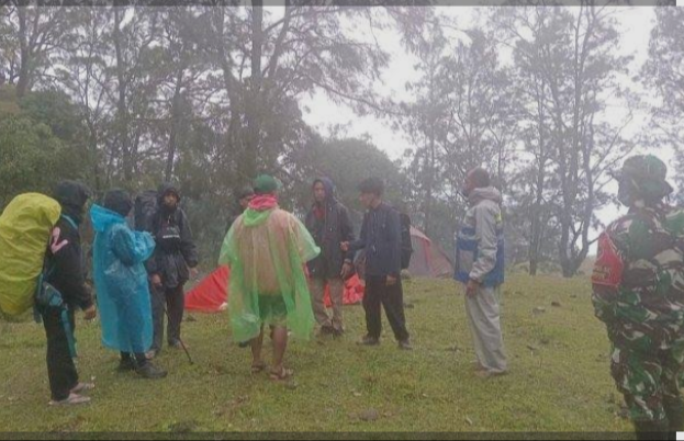Dua Pendaki Ilegal Sempat Hilang di Gunung Mutis, Berhasil Dievakuasi Selamat
