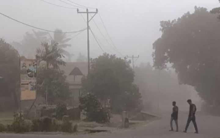 Hujan Abu Campur Kerikil Guyur Pemukiman Warga hingga Gelap gulita 