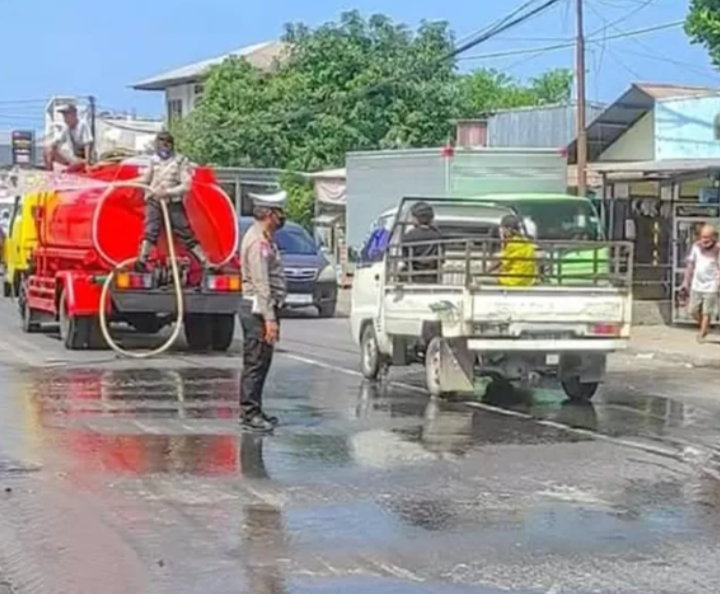 Polres Ende Turut Serta Bersihkan Abu Vulkanik Usai Letusan Gunung Lewotobi