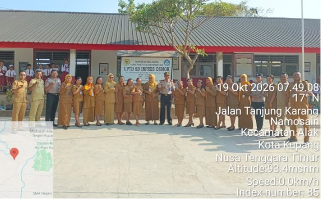Polda NTT di SDI Osmok: Upacara Bendera sebagai Sarana Pembentukan Karakter