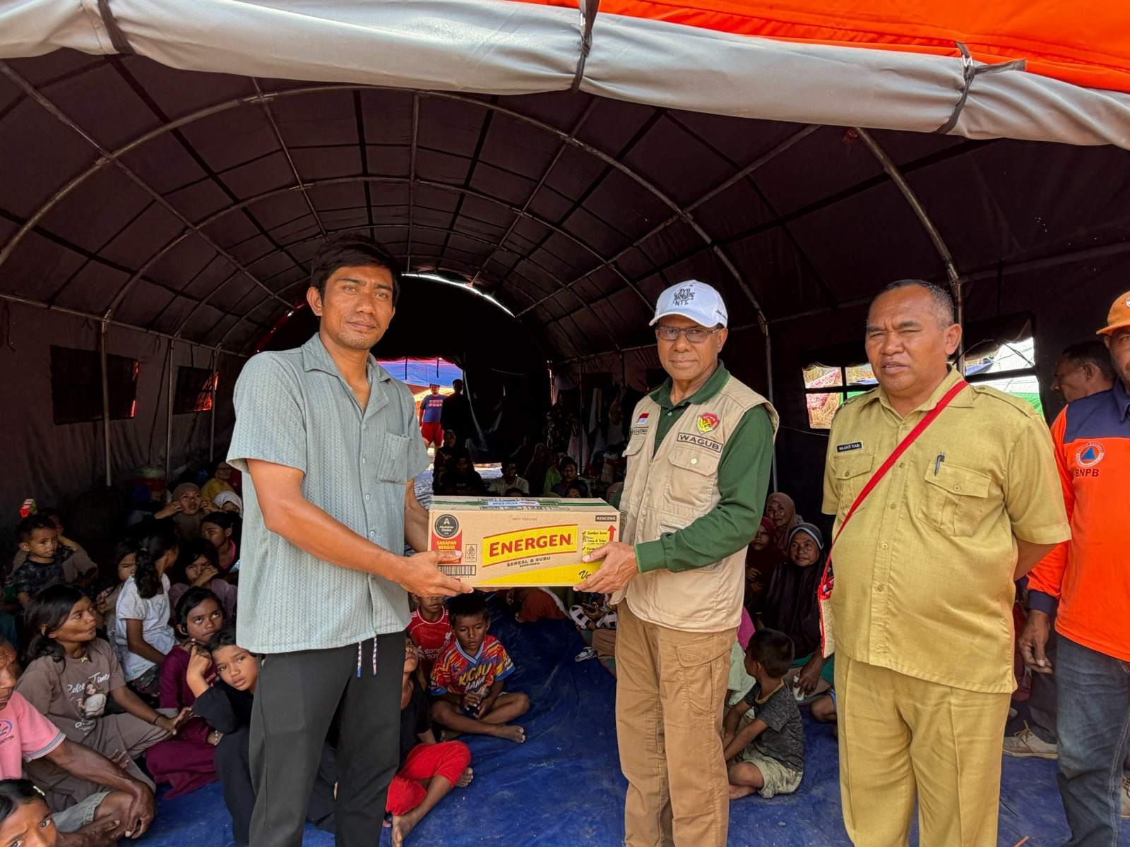 Wagub NTT Johni Asadoma Tinjau Pengungsi Gempa di Nagekeo, Salurkan Bantuan