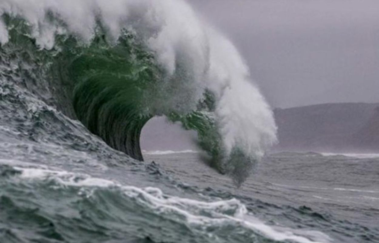 BMKG Peringatkan Gelombang Tinggi di Perairan NTT