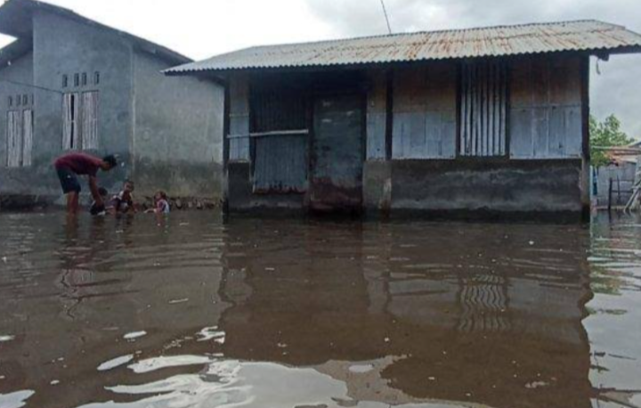 Ruas Jalan Kabupaten di Sikka NTT Terendam Banjir Rob