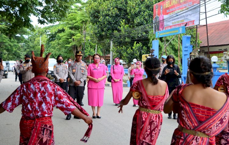 Kapolda NTT disambut Tarian Likurai di Polres Belu