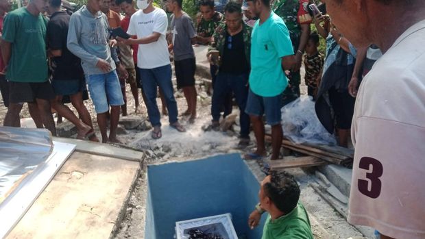 Keluarga Bongkar Makam Pria Rote Gara-gara Peti Jenazah Diisi Batu dan Uang