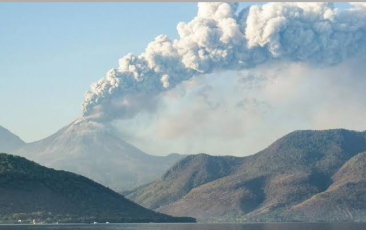 Gunung Lewotobi Laki-laki Semburkan Abu setinggi 1.200 meter