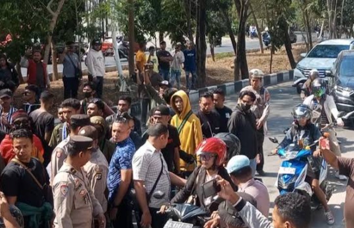 Mahasiswa Turun Aksi di Demo Kupang, Lalu Lintas Mengeluh