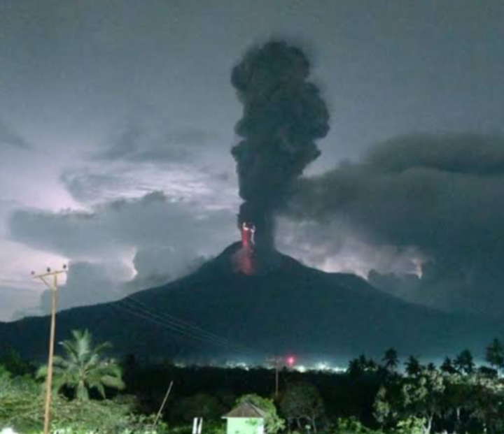 Gunung Lewotobi-NTT meletus, keluarkan kolom abu setinggi 300 meter