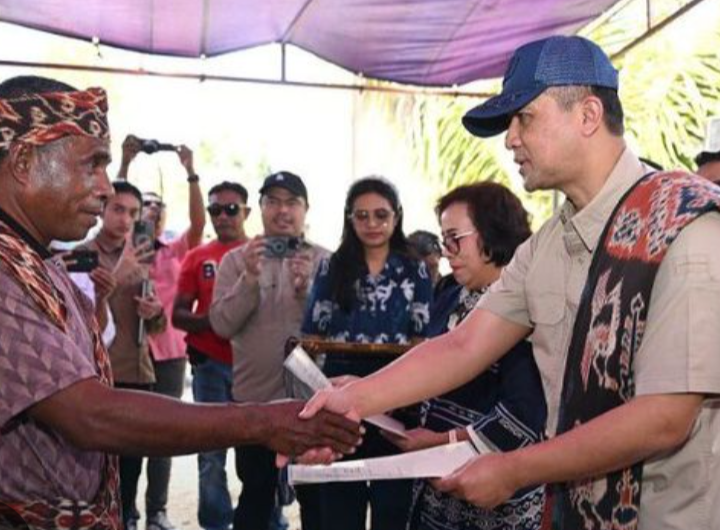Menteri iftitah Serahkan 400 SHM ke Transmigran di Sumba Timur NTT