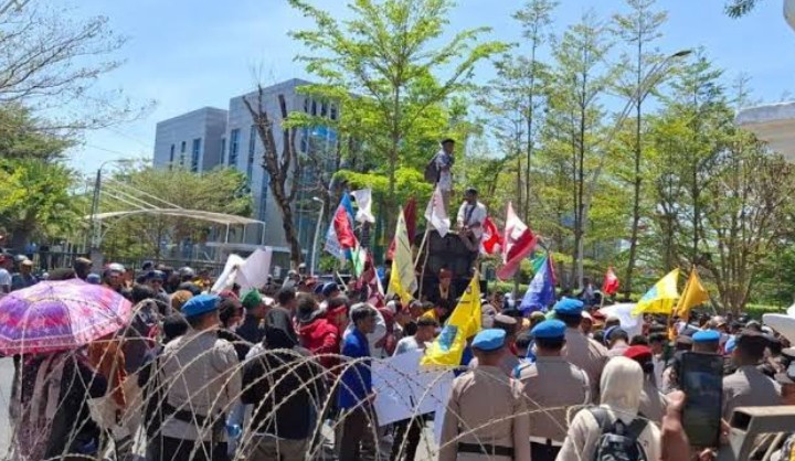 Massa Mahasiswa Demo di DPRD NTT, Tuntut Tolak Kenaikan Tunjangan DPR