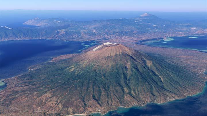 Status Gunung Ili Lewotolok di NTT Naik ke Siaga, Erupsi Meningkat dan Material Pijar Meluncur Jauh