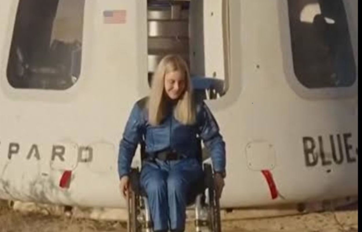 Blue Origin Bawa Penumpang Berkursi Roda Pertama ke Antariksa