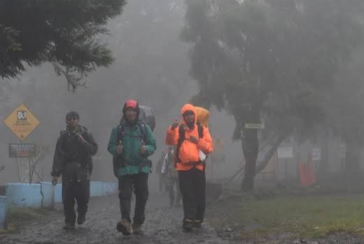 Ditemukan Selamat, Evakuasi 2 Pendaki di Mutis Timau NTT Terhalang Kabut