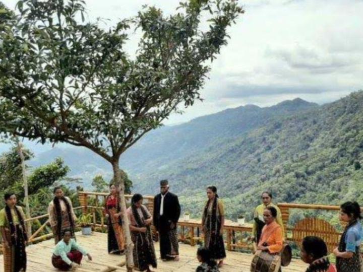 Menjelajah Pesona Bukit Porong, Permata Hijau dari Manggarai Barat