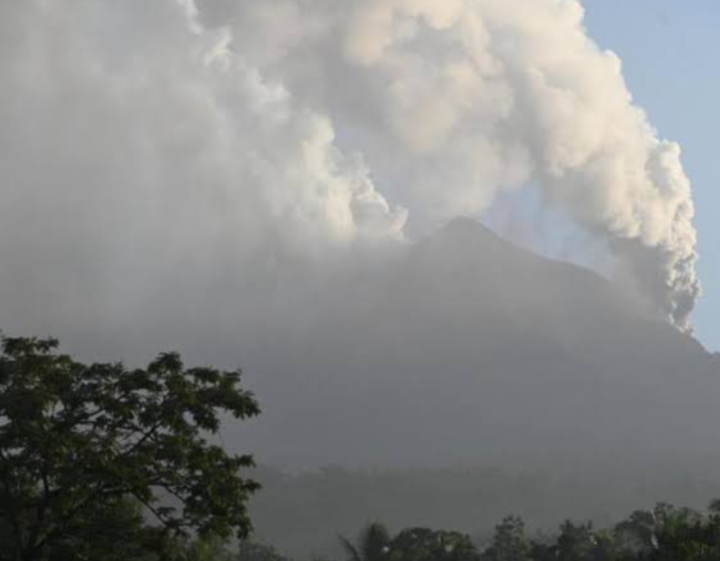 Gunung Lewotobi Erupsi, Penerbangan NTB-NTT Batal
