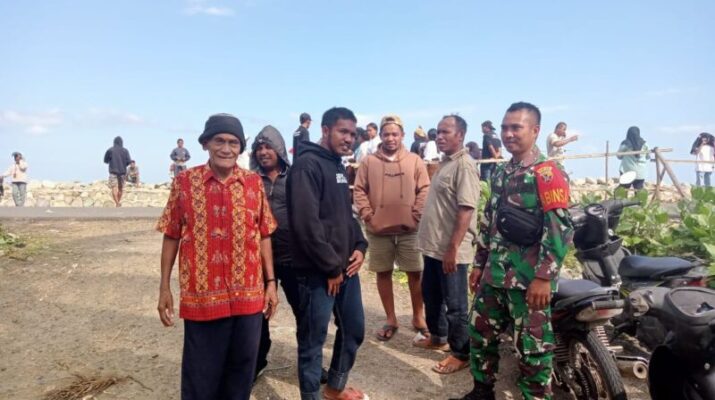 Cegah Dampak Cuaca Ekstrem, Babinsa Koramil Wolowaru Ajak Warga Perkuat Tanggul Laut