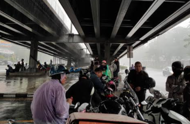 Awas, Berteduh saat Hujan di bawah Flyover bisa Kuras Saldo ATM