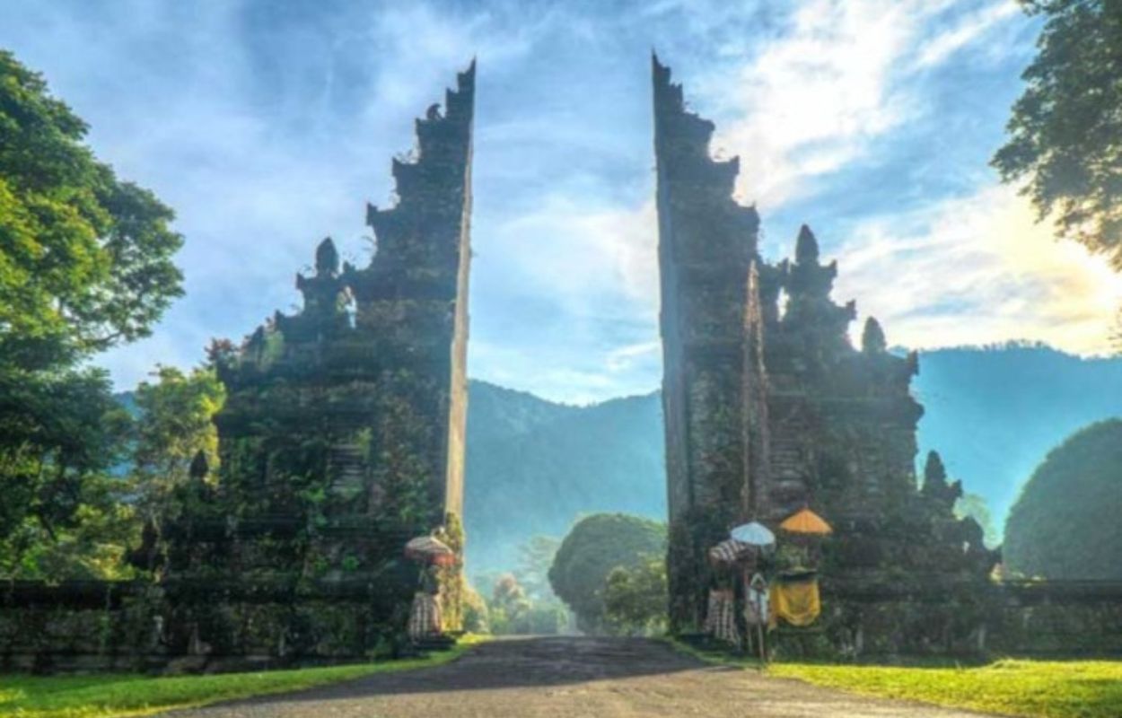 Gerbang Handara jadi Magnet Turis Asia di Bali Utara
