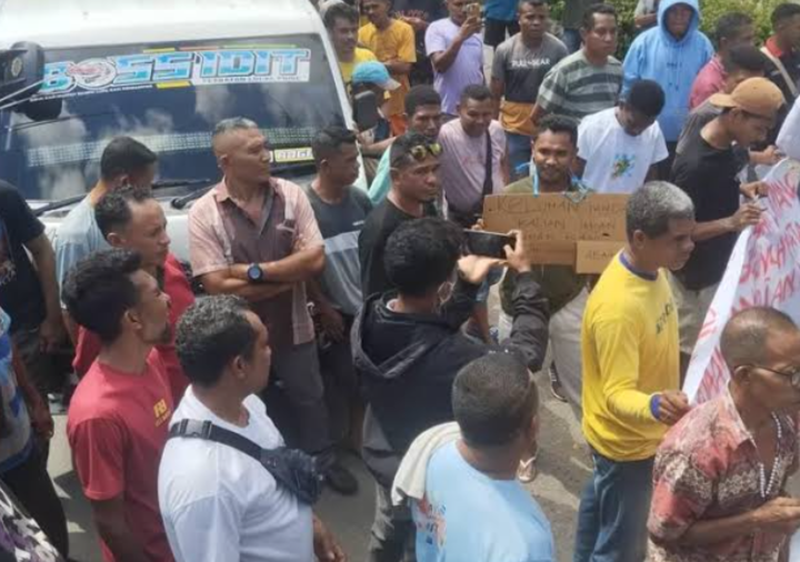 Komunitas Sopir Pikap Kupang Demo di Kantor Gubernur NTT