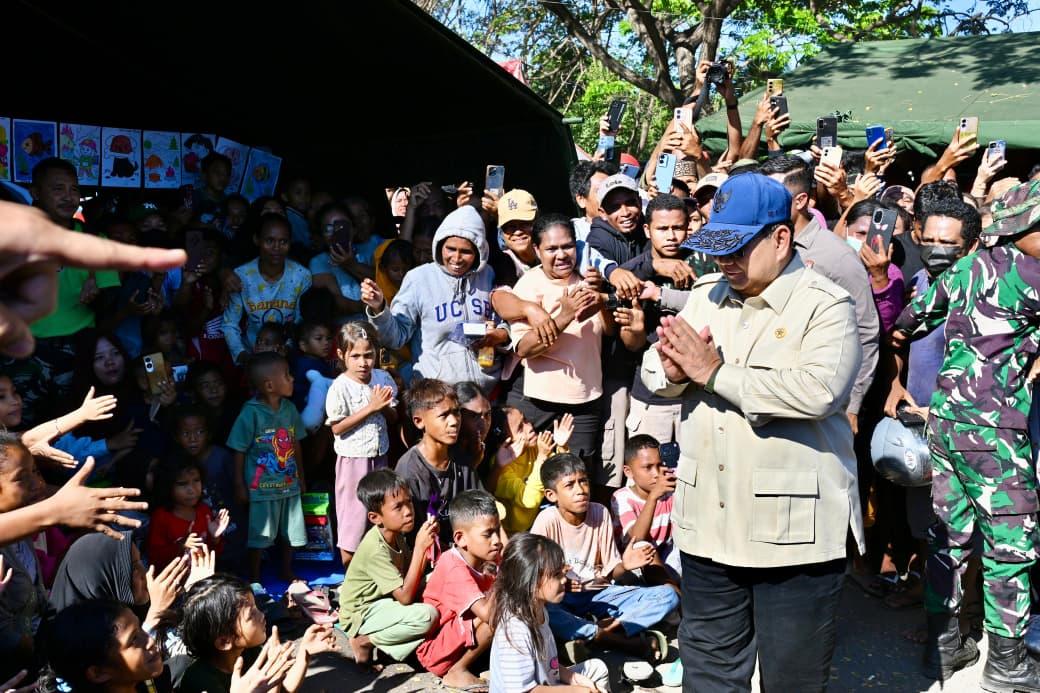 Senyum Anak-anak Warnai Kunjungan Presiden Prabowo ke Pengungsian Gempa NTT