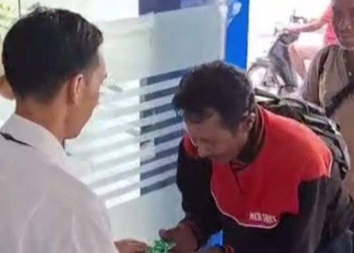 Rayakan Hari Pelanggan, BRI Ende Bagi Coklat ke Nasabah