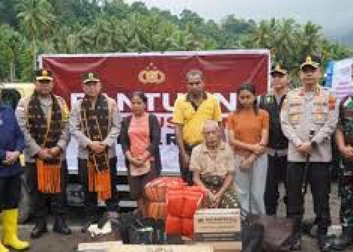 Korban Banjir Nagekeo: Kapolri Berikan Bantuan Makanan, Kasur Hingga Genset Tiba
