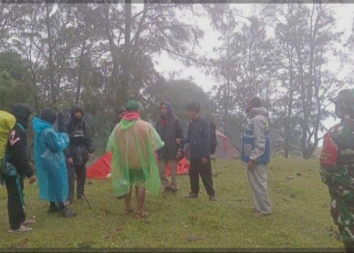 Dua Pendaki Ilegal Sempat Hilang di Gunung Mutis, Berhasil Dievakuasi Selamat