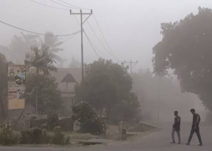 Hujan Abu Campur Kerikil Guyur Pemukiman Warga hingga Gelap gulita 