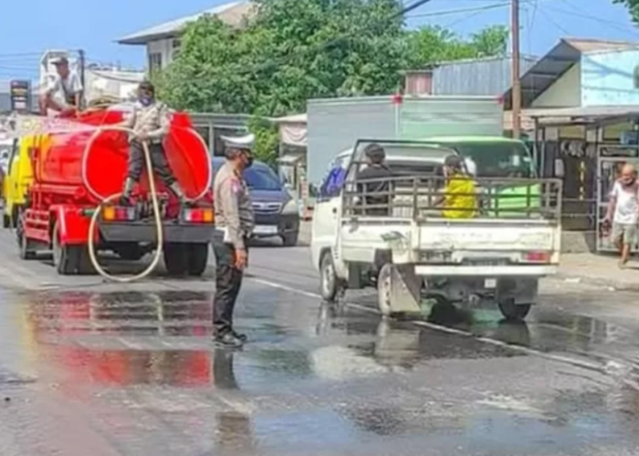 Polres Ende Turut Serta Bersihkan Abu Vulkanik Usai Letusan Gunung Lewotobi