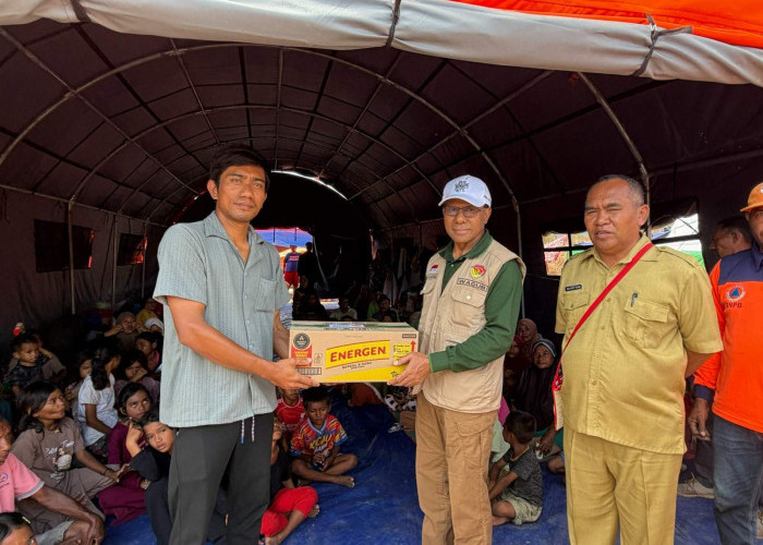 Wagub NTT Johni Asadoma Tinjau Pengungsi Gempa di Nagekeo, Salurkan Bantuan