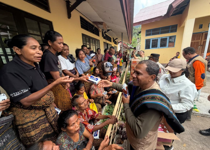 Wagub Johni Asadoma Bawa Bantuan untuk Warga Terdampak Gempa di Empat Desa Ende