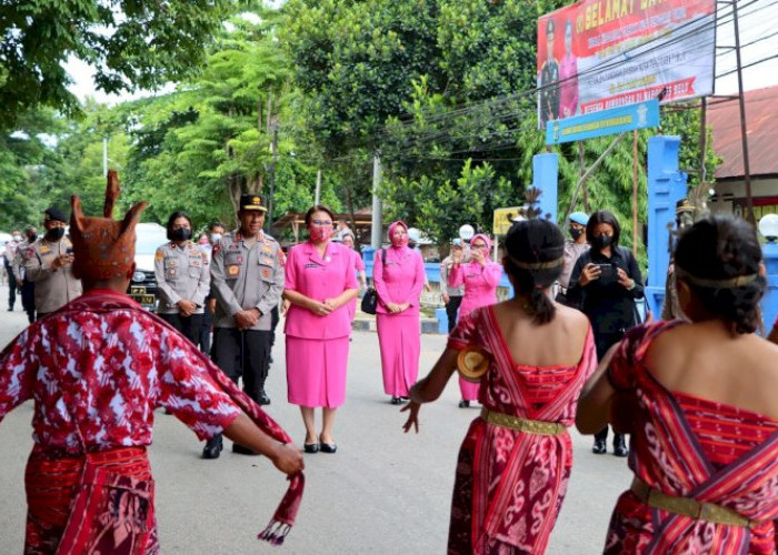 Kapolda NTT disambut Tarian Likurai di Polres Belu