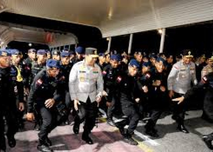 Komodo Timur Brimobda NTT Dilepas ke Jakarta, Kapolda NTT Bakar Semangat Pasukan dengan Tarian Samat