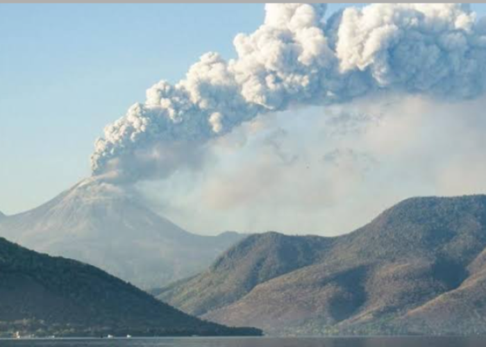 Gunung Lewotobi Laki-laki Semburkan Abu setinggi 1.200 meter