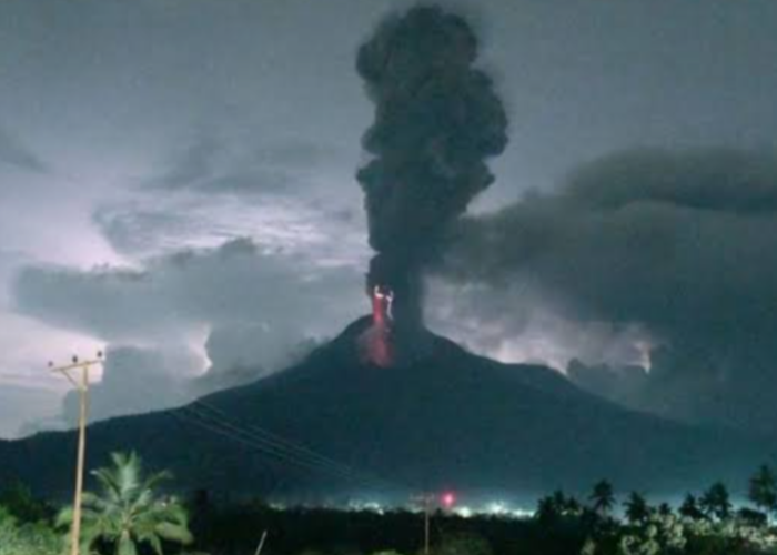 Gunung Lewotobi-NTT meletus, keluarkan kolom abu setinggi 300 meter