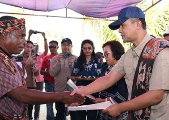 Menteri iftitah Serahkan 400 SHM ke Transmigran di Sumba Timur NTT