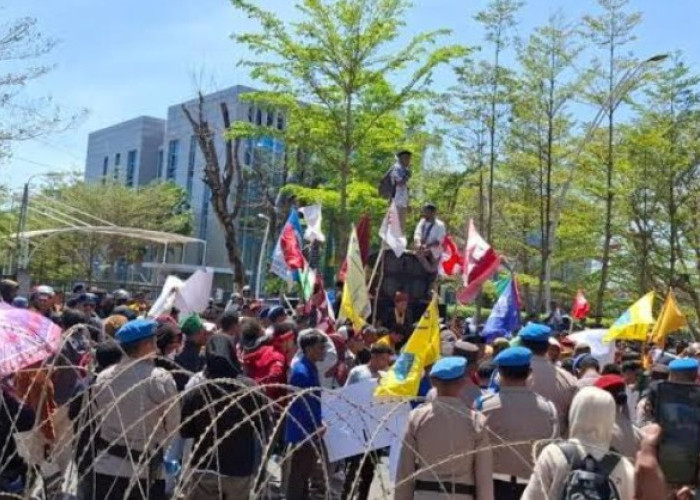 Massa Mahasiswa Demo di DPRD NTT, Tuntut Tolak Kenaikan Tunjangan DPR