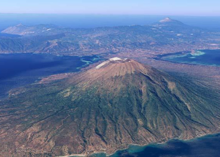 Status Gunung Ili Lewotolok di NTT Naik ke Siaga, Erupsi Meningkat dan Material Pijar Meluncur Jauh