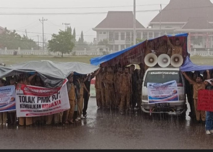 Protes Aturan Dana Desa, Ratusan Kades di Lembata Demo di Tengah Hujan Deras