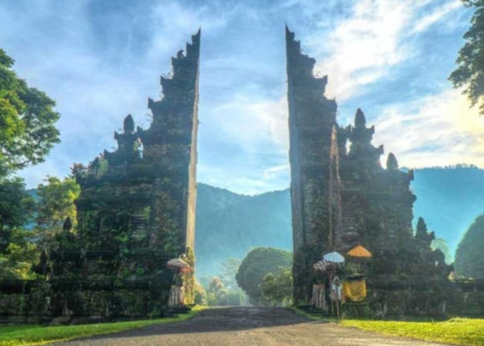 Gerbang Handara jadi Magnet Turis Asia di Bali Utara