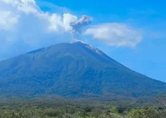 Gunung Ile Lewotolok di Lembata NTT Erupsi, Kolom Abu Capai 400 Meter