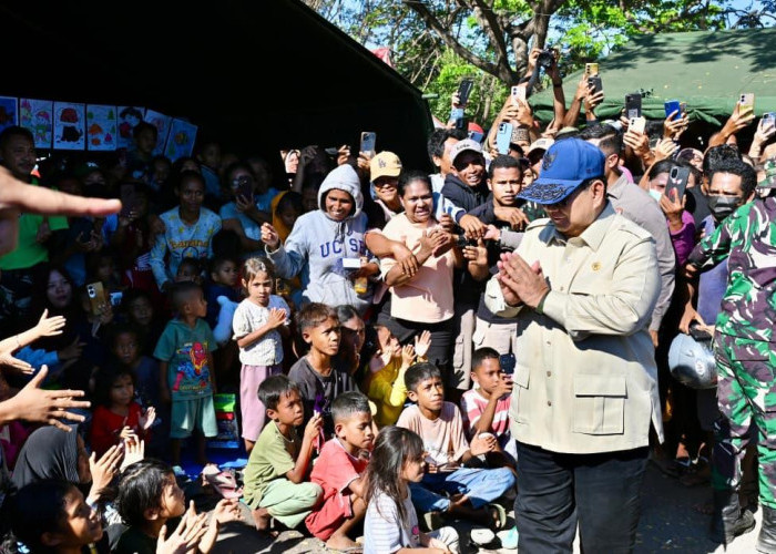 Senyum Anak-anak Warnai Kunjungan Presiden Prabowo ke Pengungsian Gempa NTT