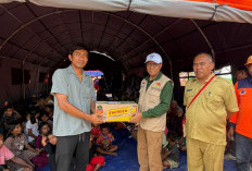 Wagub NTT Johni Asadoma Tinjau Pengungsi Gempa di Nagekeo, Salurkan Bantuan